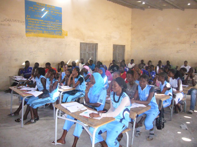 Kinder des Gymnasiums CALD in M'bour, Senegal freuen sich, dass sie dank Future E.D.M. in die Schule gehen dürfen.