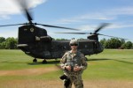 Steffen Drewes vor einer Boeing CH-47 Chinook