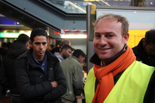 Vom Flüchtling zum Pressebeauftragten der Flüchtlingshilfe im Hamburger Hauptbahnhof: Hakim Alkabi (rechts) bei der Arbeit.