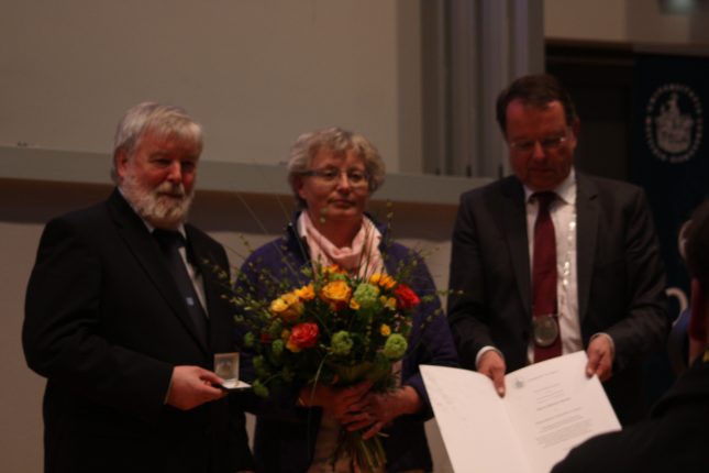 lange bei den "Alumni, Freunde und Förderer der Universität zu Lübeck": Dietrich Herms erhällt die Ehrennadel