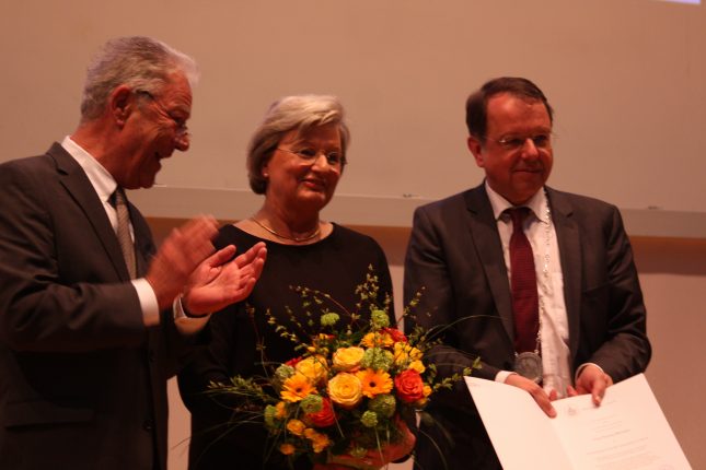 Die Universität zu Lübeck verleiht Frau Renate Menken die Ehrenbürgerschaft der Universität zu Lübeck in Würdigung ihrer herausragenden Verdienste um die Förderung der Universität zu Lübeck. Als kluge Ratgeberin und tatkräftige Förderin ist sie der Universität seit vielen Jahren verbunden, sie hat mit ihrem großen Engagement die Vielfalt der Wissenschaft an der Universität zu Lübeck einer Vielzahl von Bürgerinnen und Bürgern bekannt gemacht.
