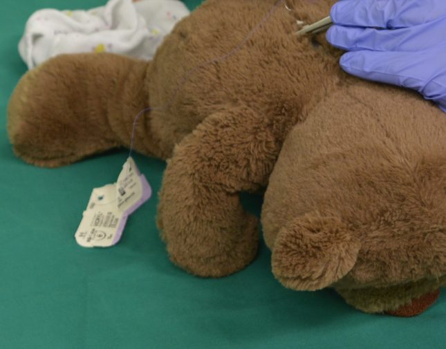 Um den Kindern spielerisch die Angst vor dem Krankenhaus zu nehmen, können sie in der Teddyklinik dabei sein, wenn ihre Kuscheltiere verarztet werden.