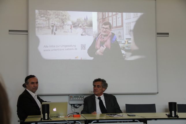 Bürgermeister Bernd Saxe und Produzent Leo Bloom bei der Vorstellung des Werbevideos