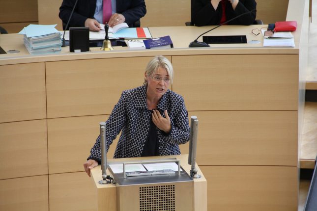 Ministerin Kristin Alheit bei einer Rede im Landtag.