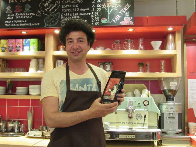 Aykut Kayabas, Inhaber der „ONE Fairtrade Kaffeerösterei“, mit einem seiner Lieblingsprodukte, dem Stadtkaffee „Liubice“ – wie alles andere im Geschäft bio und fair gehandelt.