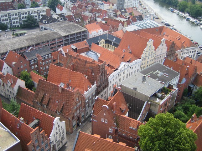 Auf dem Grundstück der Musikhochschule Lübeck wurde 1984 bei Bauarbeiten der größte Münzschatz in der deutschen Geschichte gefunden.