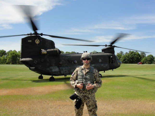 Steffen Drewes vor einer Boeing CH-47 Chinook