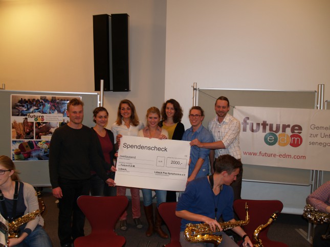 Vorstandsmitglieder der Lübeck Pop Symphonics und die Mitglieder des Vereins Future E.D.M. bei der Spendenübergabe im IMGWF.