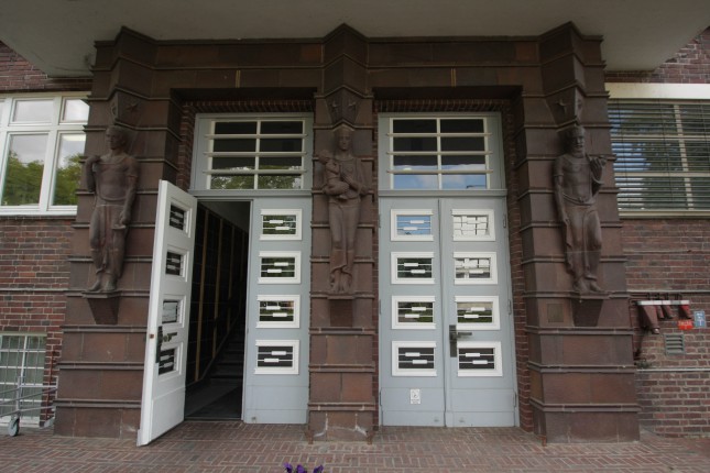 Die Universität zu Lübeck ist Trägerin eines Fernstudiengangs namens „Historischer Städtebau“. Dafür ist sie nur auf den ersten Blick ungeeignet, denn tatsächlich ist ihr eigener Campus ein städtebauliches Museum. 1909 wurde der Grundstein für den Turm gelegt, die anderen Häuser der ehemaligen Heilanstallt Strecknitz wurden in den Folgejahren gebaut. Das Areal wurde im ersten Weltkrieg (1914-1918) ausgebaut. 1930 folgte der Grundstein für die Hamburger Häuser. Nach dem zweiten Weltkrieg wurde das Krankenhaus gebaut, in den Sechzigern die Baracken, um die Medizinische Akademie, die heutige Universität, zu betreiben. 1972 begann der Bau am Transitorium, in den Achtzigern die Arbeit am neuen Klinikum, der Mensa, der Bibliothek und dem Vorklinikum. 1992 beginnt die Planung für Gebäude 64, 2000 beginnt der Bau, der 2003 abgeschlossen ist. Es folgt das Audimax und 2013 das CBBM.