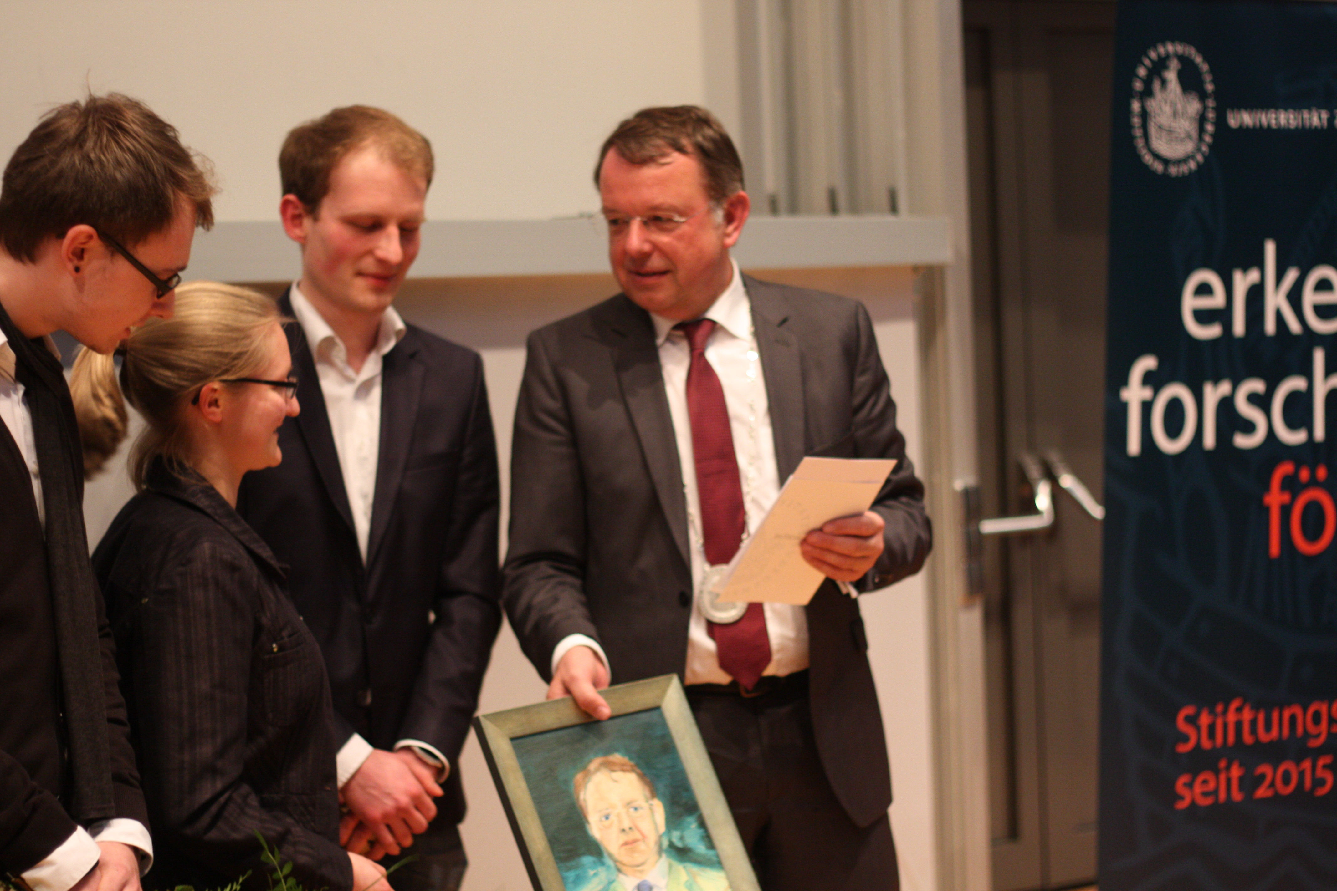 Auch etwas zurückgegeben: Die Redaktion übergibt Präsident Lehnert sein Portrait.