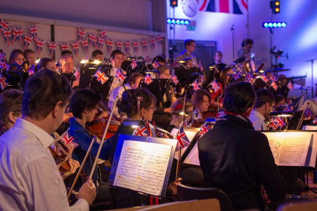 Die Lübeck Pop Symphonics bei ihrem letzten Konzert mit dem musikalischen Thema Großbritannien.