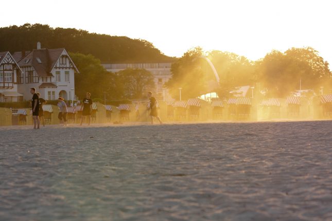 Wenn die Sonne am Strand untergeht ist Zeit für Kino