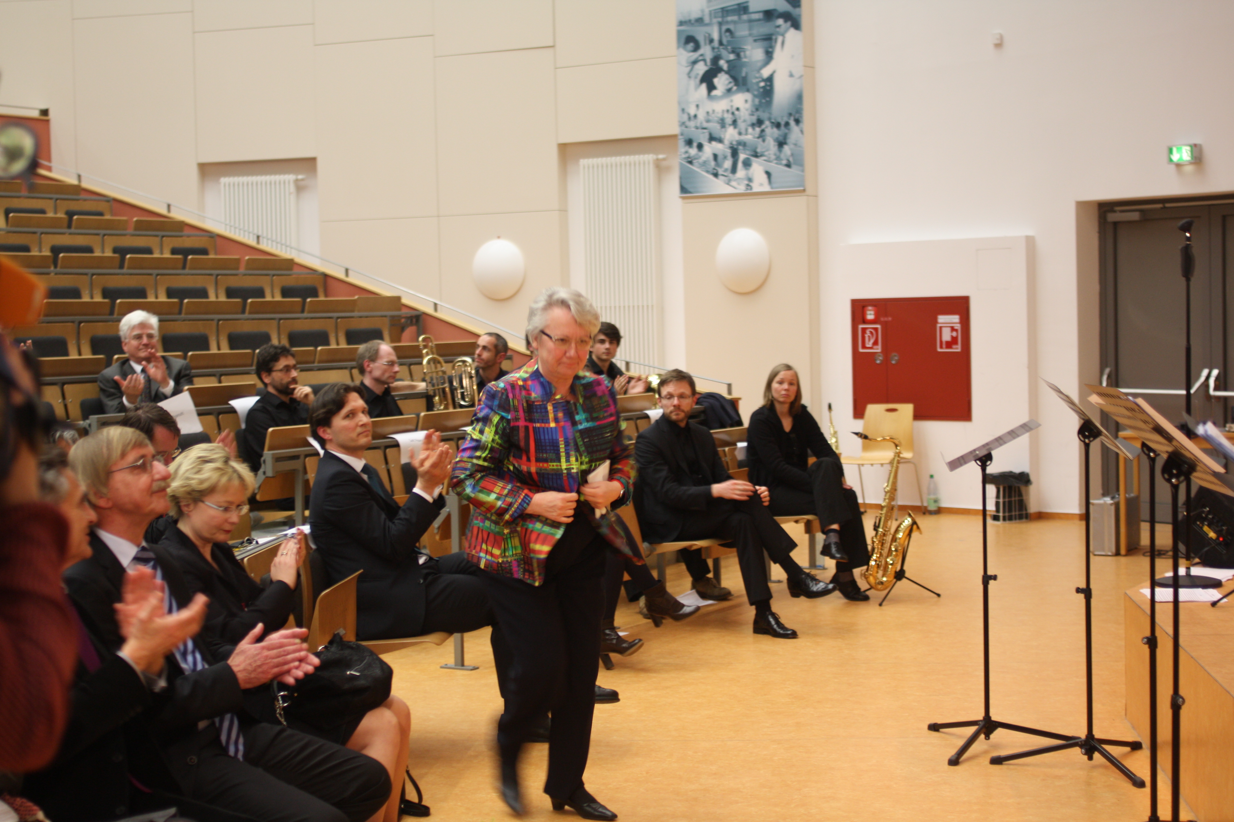 Oliver Grundei (mittig) 2014 beim Jahresempfang der Universität zu Lübeck. In Bunt die ehemalige Ministerin Annette Schavan, im Hintergrund Honorar-Professor Winfried Stöcker.