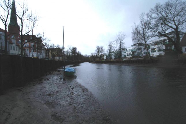 Sturmtief Xaver sorgte im Dezmber 2014 für Niedrigwasser der Trave. In der darauffolgenden Nacht wurde es windstill und das Ostseewasser schwappte zurück, überflutete dabei auch die Straßen an der Obertrave.