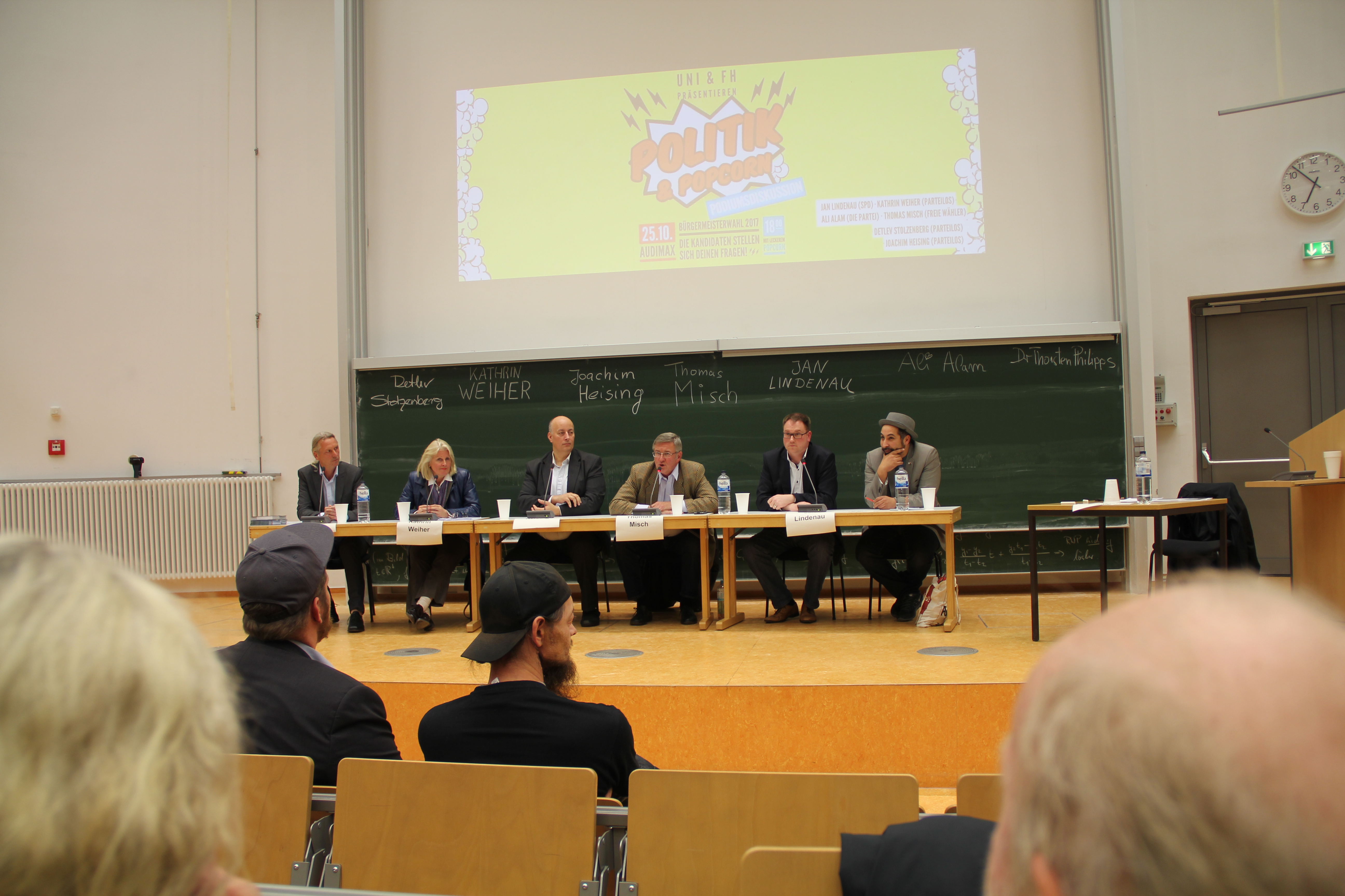 Bei der Podiumsdiskussion im Audimax sprach Jan Lindenau an, dass ein Servicepunkt der Verwaltung zum Semesterbeginn auf dem Campus möglich wäre.